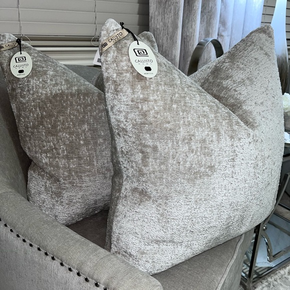 1-NWT CALLISTO HOME VELVET BOUCLE DECORATIVE PILLOW Read descriptions for detail - Picture 11 of 17